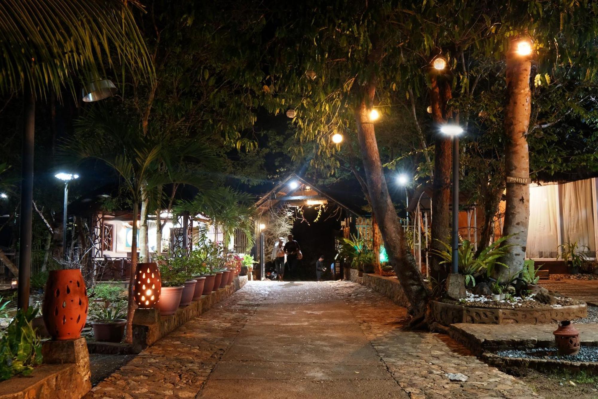 วิลลา คาดีน แกรนด์ วิสตา รีสอร์ต Hotel โกรอน ภายนอก รูปภาพ