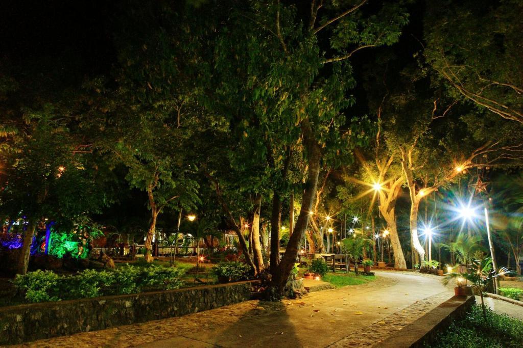 วิลลา คาดีน แกรนด์ วิสตา รีสอร์ต Hotel โกรอน ภายนอก รูปภาพ