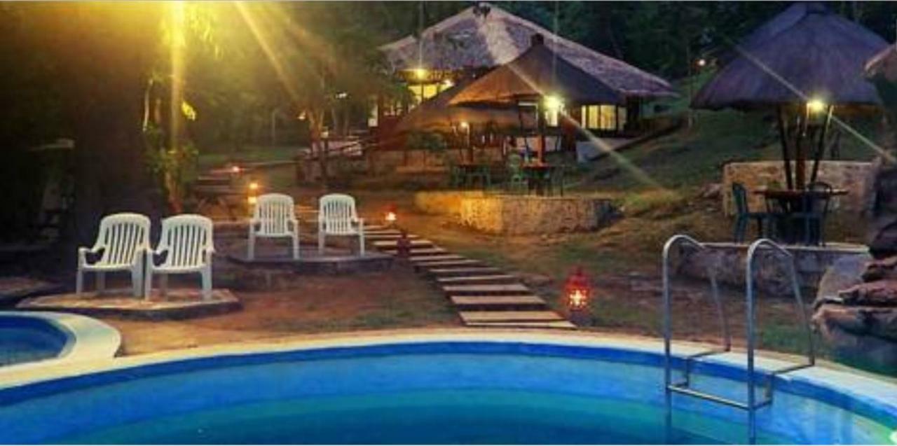 วิลลา คาดีน แกรนด์ วิสตา รีสอร์ต Hotel โกรอน ภายนอก รูปภาพ